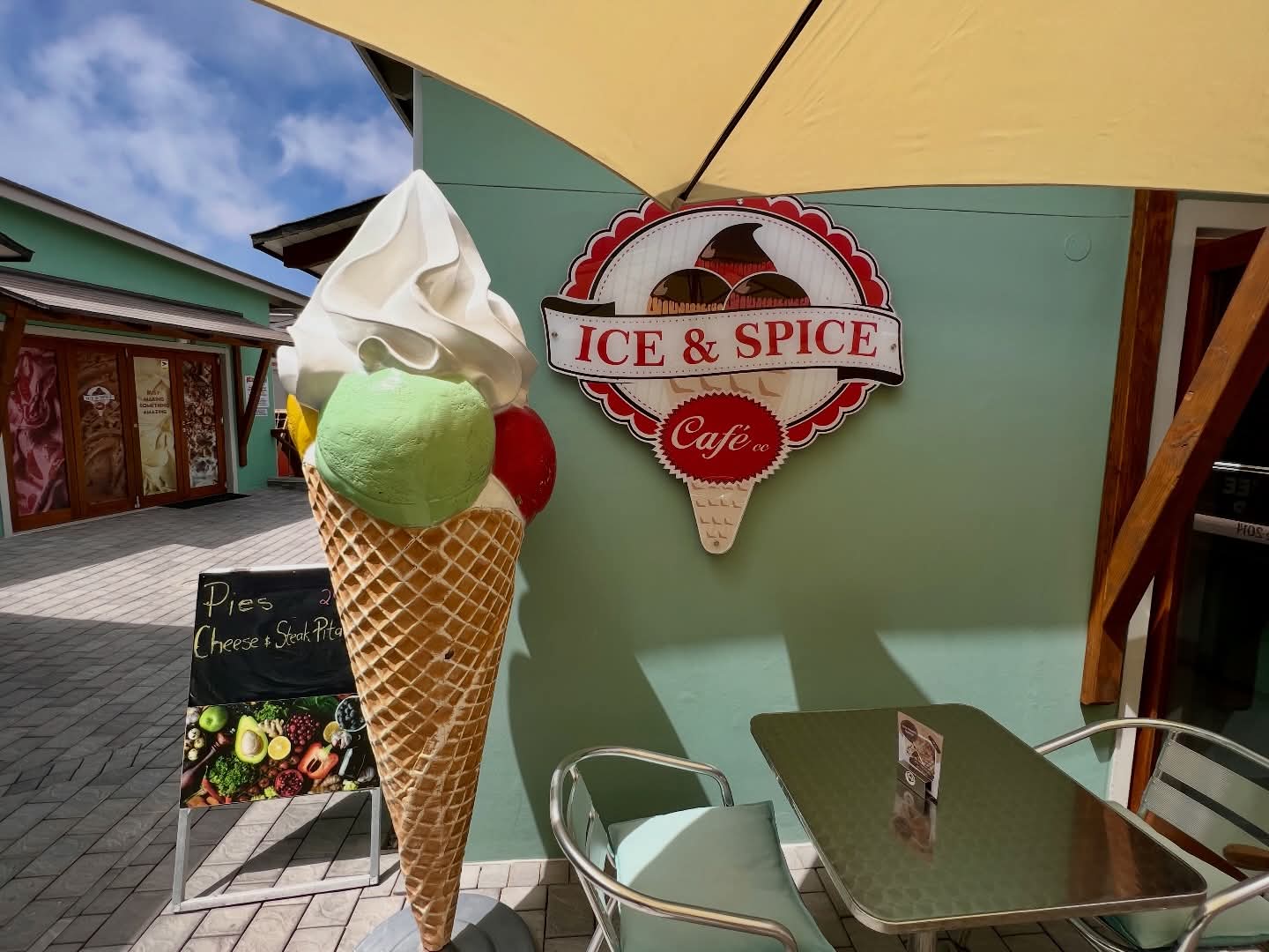 Ice cream 🍦 🍨 🍨 🍨 and Cake 🎂 shop